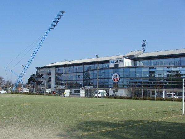 Kunstrasenplatz vor dem Stadion Foto 2